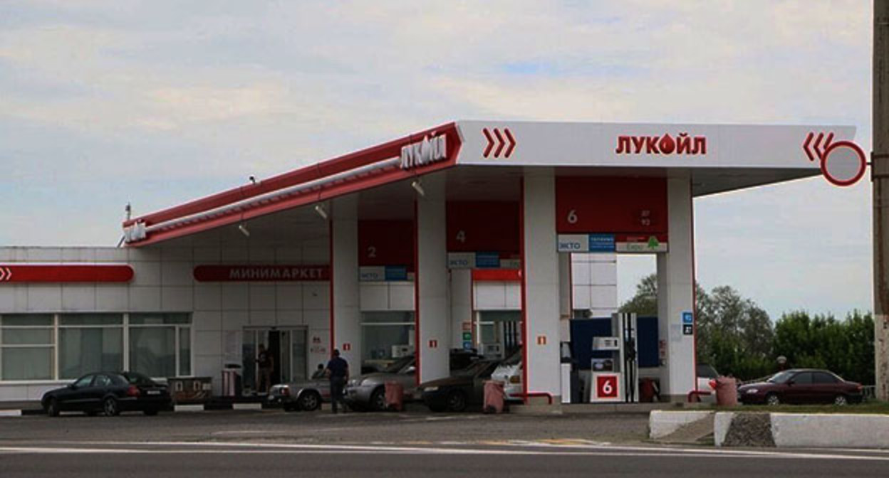 Refueling in Stavropol. Screenshot of the video https://newstracker.ru/news/2026-08-31/gubernator-stavropolya-rasskazal-kogda-v-regione-poyavitsya-benzin-5671471?utm_source=google.com&utm_medium=organic&utm_campaign=google.com&utm_referrer=google.com