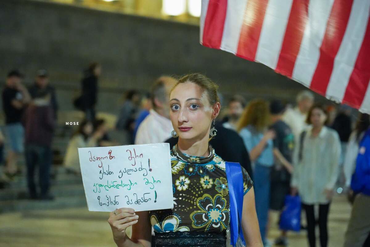 Participants of the continuous protests in Tbilisi on the 642nd day. The inscription on the placard: "Mafioso mayor Kahi Kaladze", Photo: MO SE / Facebook Participants of the continuous protests in Tbilisi on the 642nd day. The inscription on the placard: "Mafioso mayor Kahi Kaladze", Photo: MO SE / Facebook