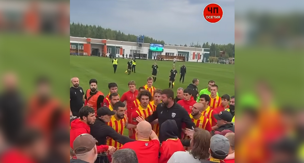 Conflict of "Alania" players with fans. Frame from the video https://www.youtube.com/shorts/aYza7hmAapw