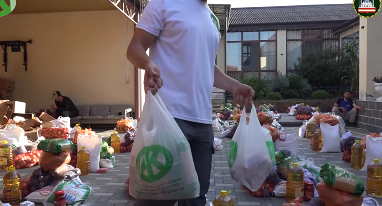 Food assistance from the Kadyrov Foundation. Frame from a video on the YouTube channel of the Grozny mayor's office - https://www.youtube.com/watch?v=qVHL7hbVkQ0