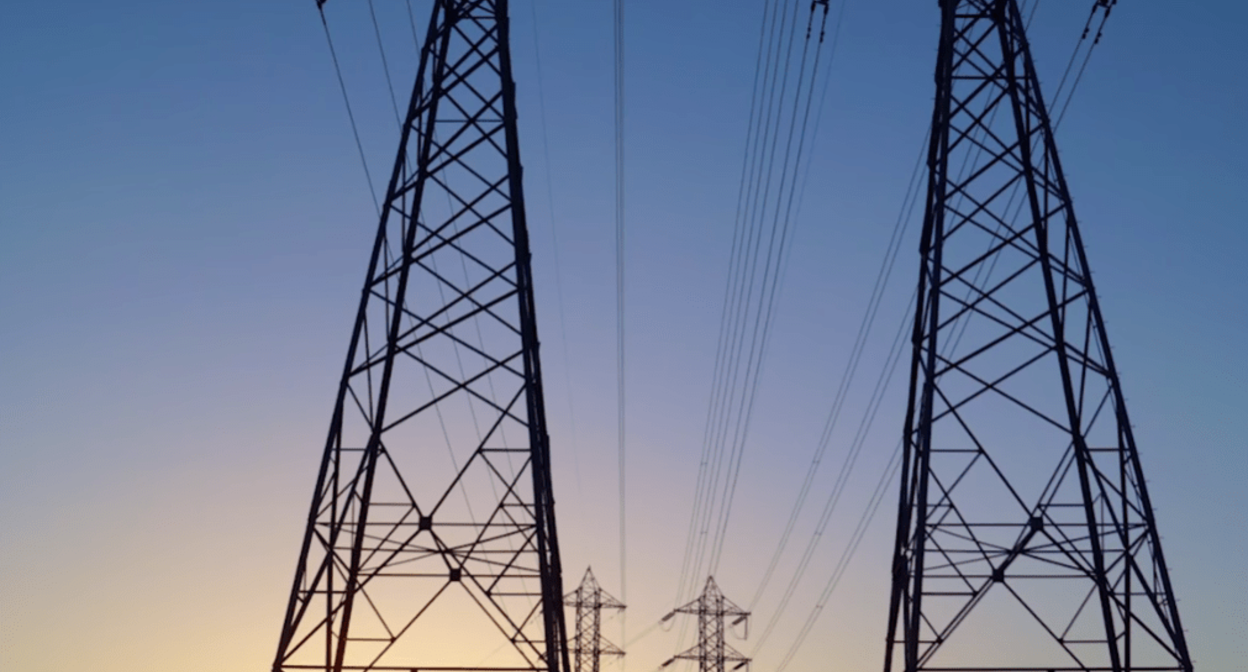 Power lines. A still from a video on the YouTube channel Energon, https://www.youtube.com/watch?v=BSpaL_0alGU Power lines. A still from a video on the YouTube channel Energon, https://www.youtube.com/watch?v=BSpaL_0alGU