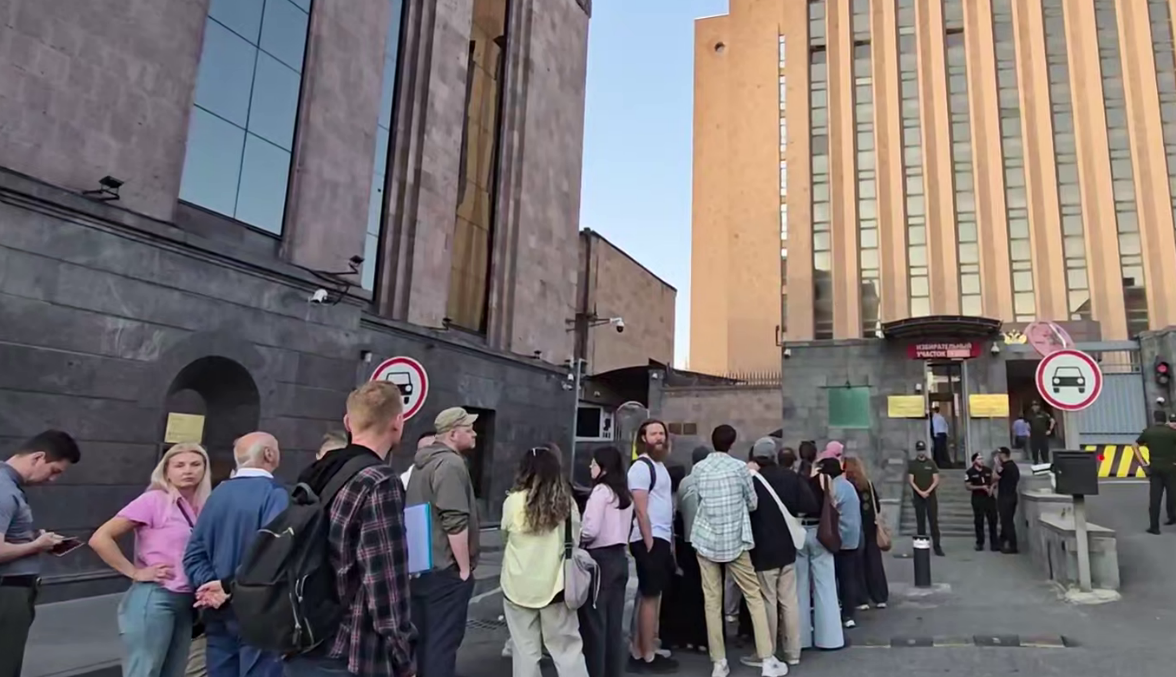 Queue in Yerevan. Frame from the video "Izvestia" from 20.09.26, https://t.me/izvestia/251758.
