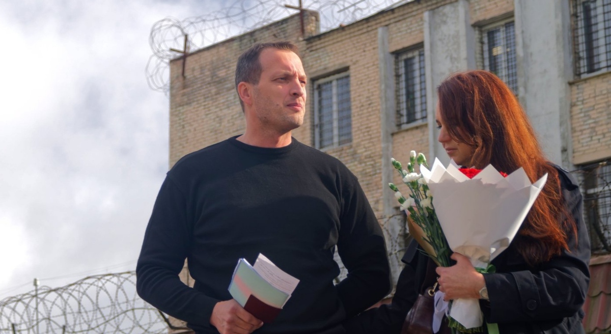 Nikolai Sapаров with his wife after being released from prison. September 22, 2026. Photo from a website covering the situation with the persecution of Jehovah's Witnesses in Russia (396 Russian organizations of Jehovah's Witnesses have been recognized as extremist, and their activities in Russia are banned by court decision). Nikolai Sapаров with his wife after being released from prison. September 22, 2026. Photo from a website covering the situation with the persecution of Jehovah's Witnesses in Russia (396 Russian organizations of Jehovah's Witnesses have been recognized as extremist, and their activities in Russia are banned by court decision).
