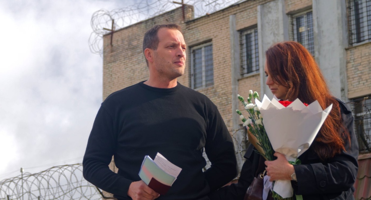 Nikolai Sapаров with his wife after being released from prison. September 22, 2026. Photo from a website covering the situation with the persecution of Jehovah's Witnesses in Russia (396 Russian organizations of Jehovah's Witnesses have been recognized as extremist, and their activities in Russia are banned by court decision). Nikolai Sapаров with his wife after being released from prison. September 22, 2026. Photo from a website covering the situation with the persecution of Jehovah's Witnesses in Russia (396 Russian organizations of Jehovah's Witnesses have been recognized as extremist, and their activities in Russia are banned by court decision).