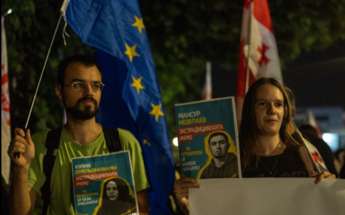 Posters in the hands of activists. Screenshot from Publika photo dated 26.09.26, https://www.facebook.com/photo/?fbid=1881655053234036&set=pcb.1881655233234018 (the activities of the Meta company, which owns the social network, are banned in Russia).