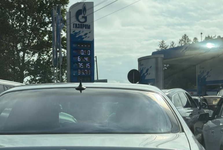 Queue at Gazprom gas station. Screenshot from the chat "Gasoline Ossetia" dated 27.09.26, https://t.me/c/4494321911/20211
