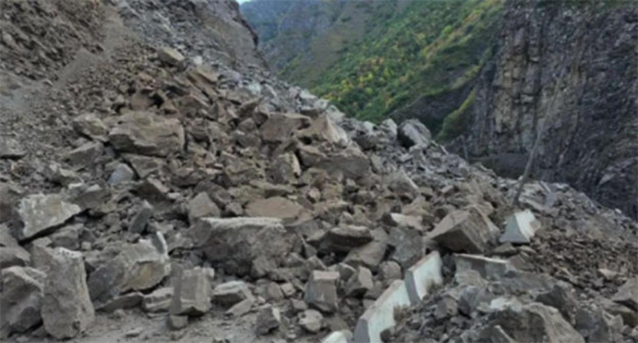 Rockfall on the highway. September 28, 2026. Photo: https://t.me/dagavtodor/10576 Rockfall on the highway. September 28, 2026. Photo: https://t.me/dagavtodor/10576