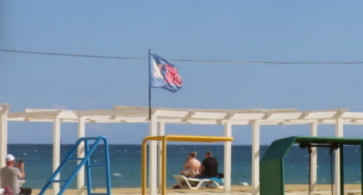 Beach in Anapa. Screenshot from the TG channel "Makavozovy" dated 30.09.26, https://t.me/makovozovy/69124. Beach in Anapa. Screenshot from the TG channel "Makavozovy" dated 30.09.26, https://t.me/makovozovy/69124.