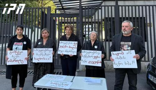 Relatives of detained participants in large-scale protests in December 2024. Photo: Tbilisi life / Telegram channel