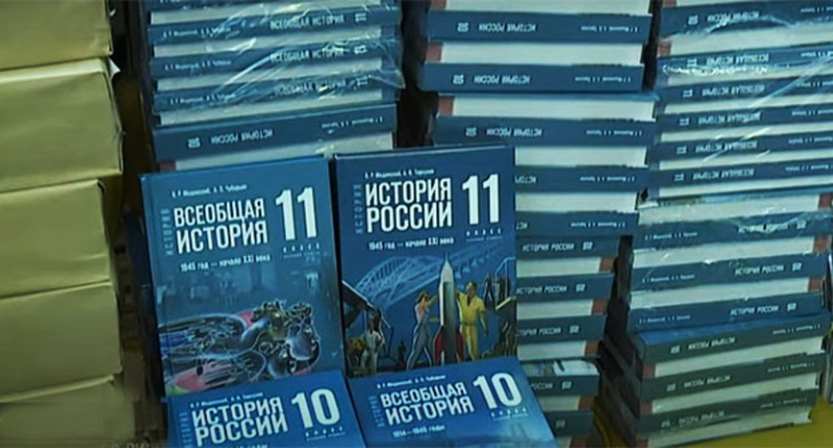 History textbooks for school. Screenshot of the video https://www.gtrk-vyatka.ru/vesti/education/88244-kirovskie-uchenye-i-pedagogi-ocenili-novyj-edinyj-uchebnik-istorii.html History textbooks for school. Screenshot of the video https://www.gtrk-vyatka.ru/vesti/education/88244-kirovskie-uchenye-i-pedagogi-ocenili-novyj-edinyj-uchebnik-istorii.html