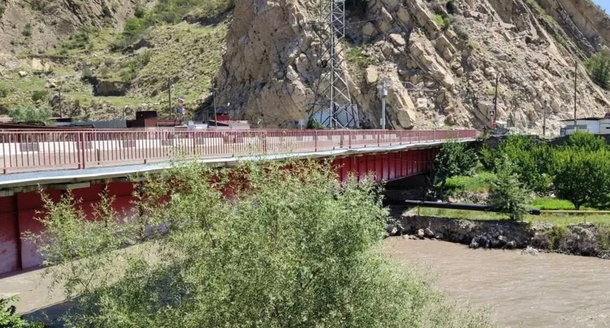 Frame of the Red Bridge in Dagestan over the Kara-Koysu River. Photo: Expert South / https://www.expertsouth.ru/news/v-dagestane-izza-ugrozy-obrusheniya-perekryli-dvizhenie-po-krasnomu-mostu/