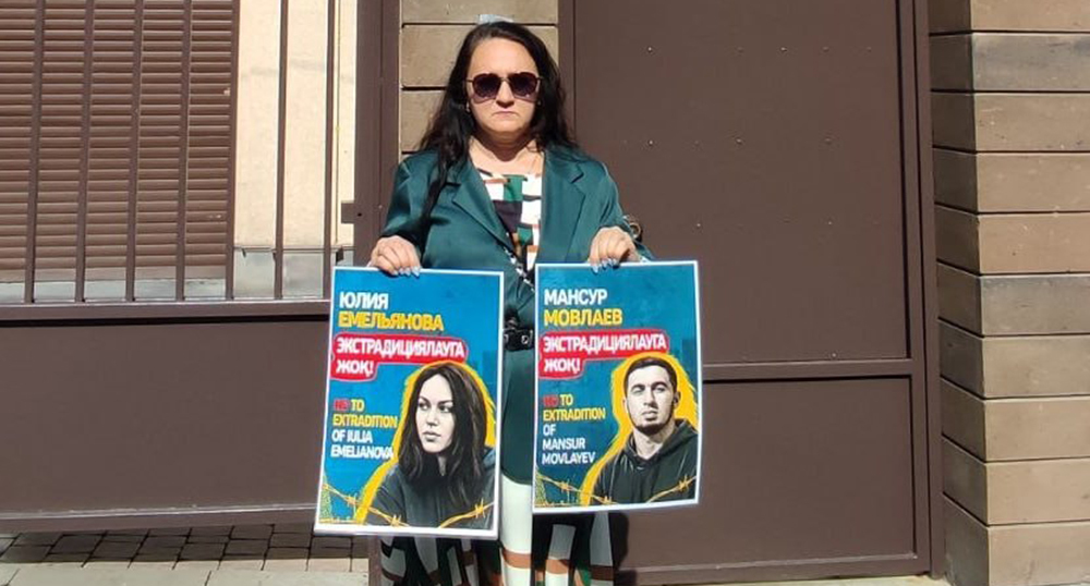 A participant in the rally in Yerevan in support of Mansur Movlaev and Yulia Emelyanova. Screenshot of the publication https://t.me/rusnews/92824 A participant in the rally in Yerevan in support of Mansur Movlaev and Yulia Emelyanova. Screenshot of the publication https://t.me/rusnews/92824