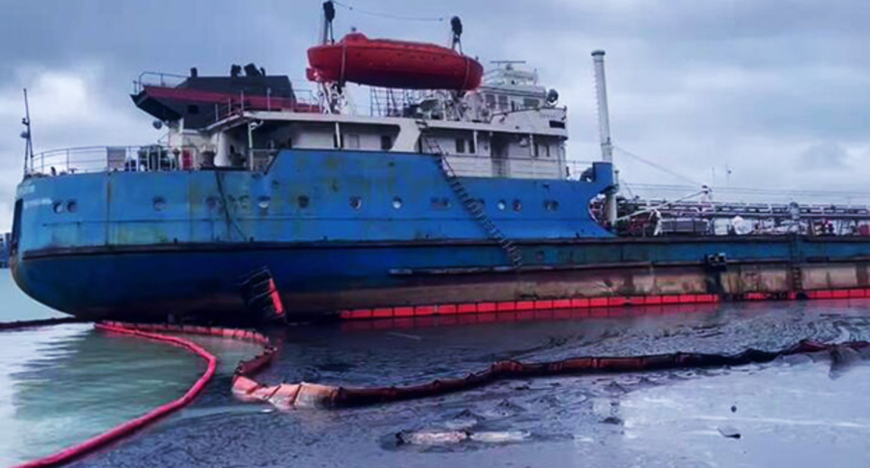 Sunken tanker. Screenshot from a video from the Telegram channel of the Operational Headquarters of Kuban. Sunken tanker. Screenshot from a video from the Telegram channel of the Operational Headquarters of Kuban.