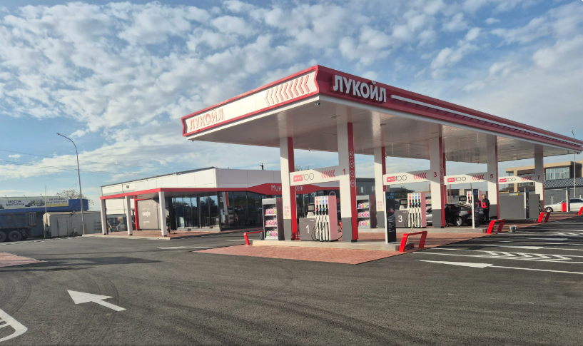 Lukoil gas station. Screenshot from the "Yandex.Maps" service, https://yandex.ru/maps/org/lukoyl/41949990126/?ll=44.635427%2C43.026277&z=16 Lukoil gas station. Screenshot from the "Yandex.Maps" service, https://yandex.ru/maps/org/lukoyl/41949990126/?ll=44.635427%2C43.026277&z=16