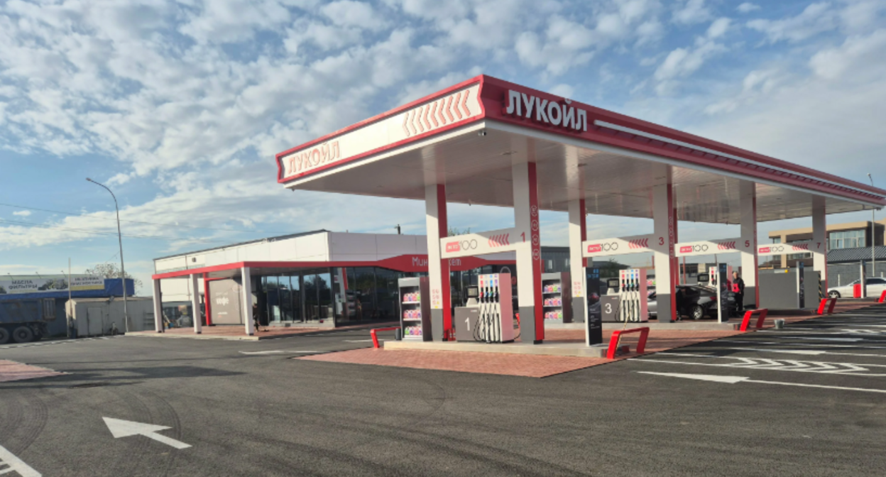Lukoil gas station. Screenshot from the "Yandex.Maps" service, https://yandex.ru/maps/org/lukoyl/41949990126/?ll=44.635427%2C43.026277&z=16 Lukoil gas station. Screenshot from the "Yandex.Maps" service, https://yandex.ru/maps/org/lukoyl/41949990126/?ll=44.635427%2C43.026277&z=16