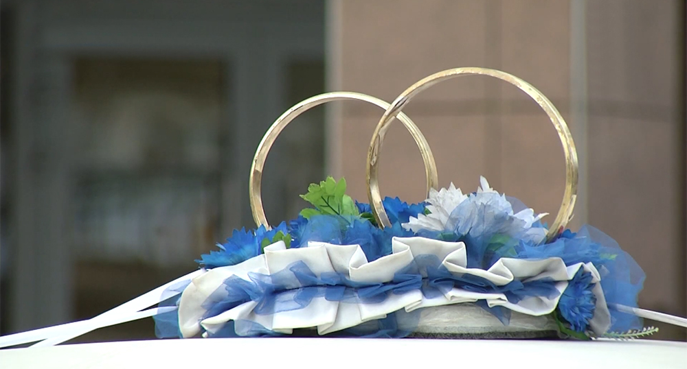 Wedding attributes. Frame from the video https://www.youtube.com/watch?v=vY-Y5e5AlZ8