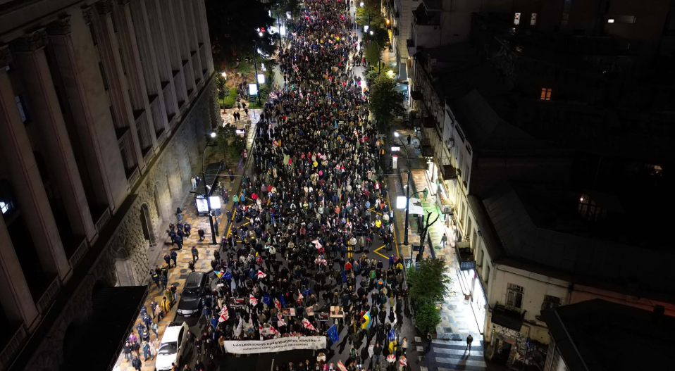 March in Tbilisi. Screenshot from the photo "Interpressnews" from 25.10.26, https://www.interpressnews.ge/ru/article/178447-predstaviteli-oppozitsionnykh-partii-i-grazhdanskogo-obshchestva-provodiat-shestvie-ot-pervogo-korpusa-tgu/