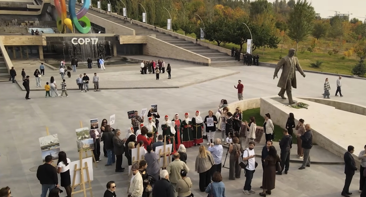 The action “Discover Artsakh. Let’s get acquainted!” near the entrance to the “green zone” of COP17. Frame from the video report Artsakh Public TV / YouTube The action “Discover Artsakh. Let’s get acquainted!” near the entrance to the “green zone” of COP17. Frame from the video report Artsakh Public TV / YouTube